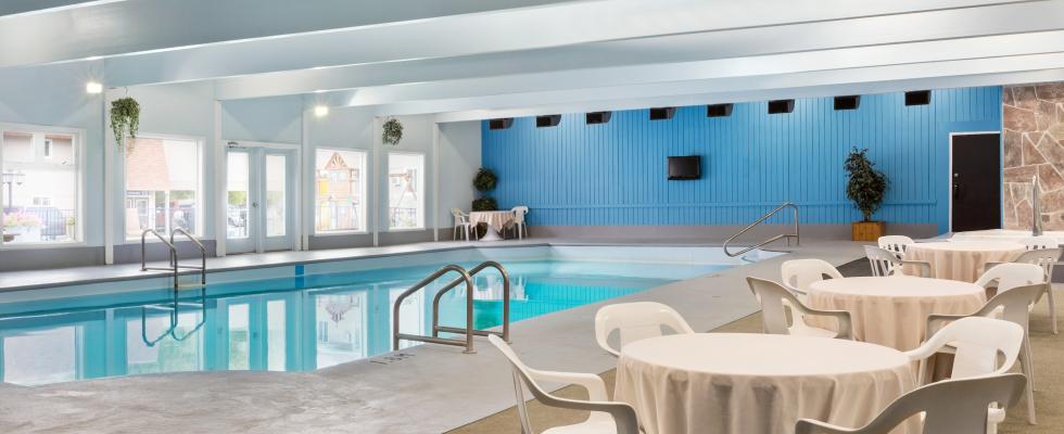 Kenora hotel with pool